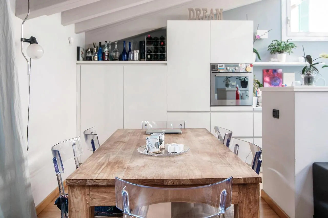 Joivy Isotta'S House With 2 Cosy Balconies Apartment Como