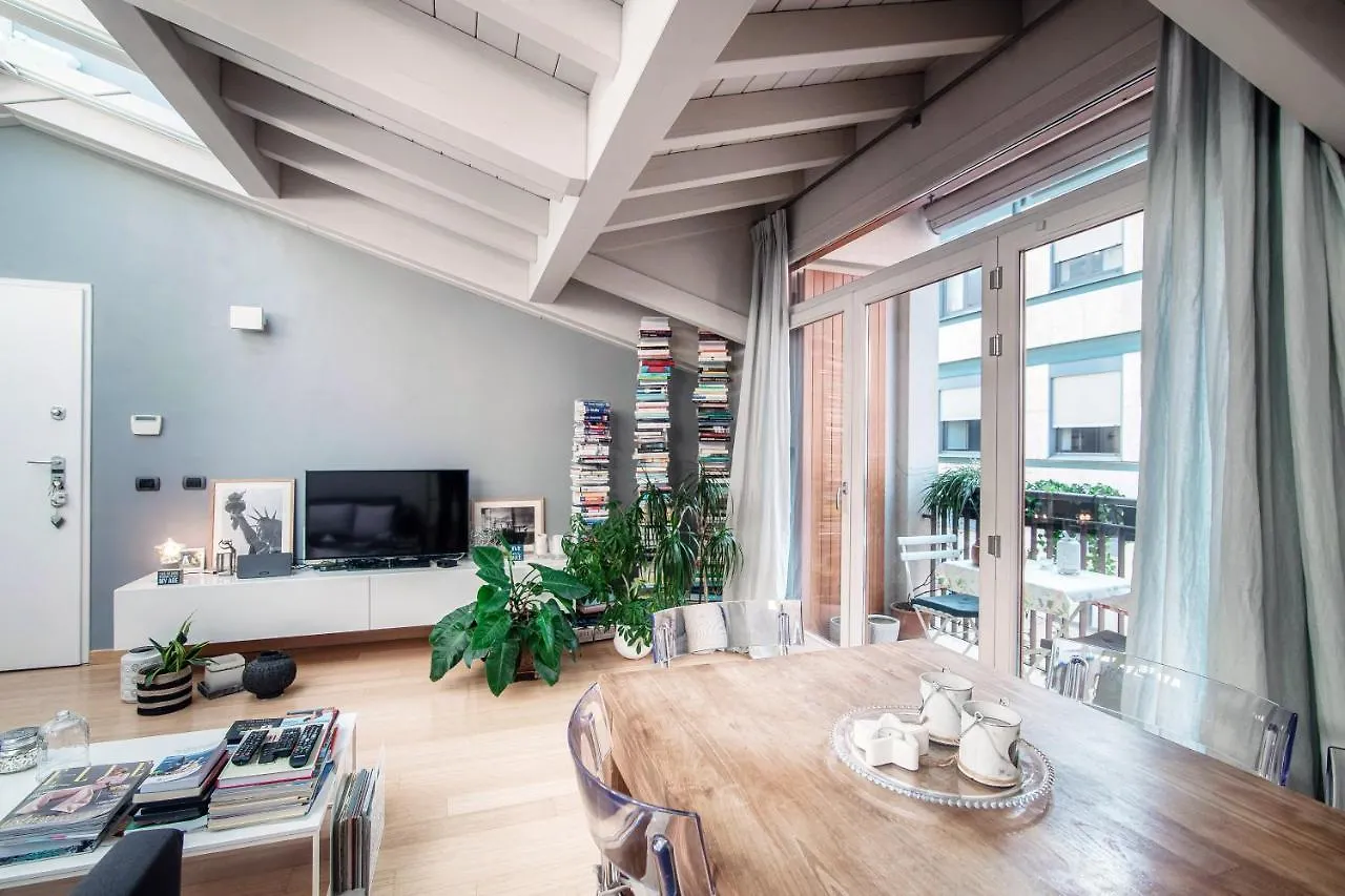 Joivy Isotta'S House With 2 Cosy Balconies Apartment Como